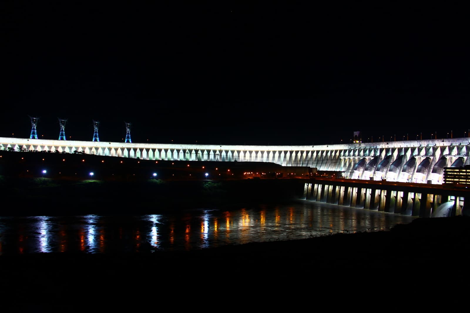 Itaipu Illuminated: what days and times can you visit the dam at night?