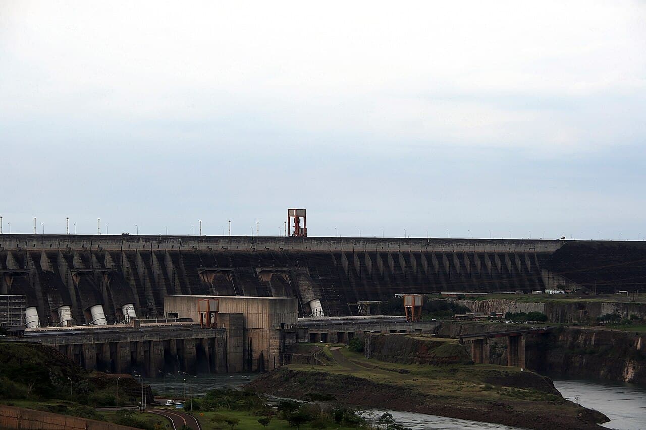 Itaipu abre vertedouro para controlar nível do reservatório